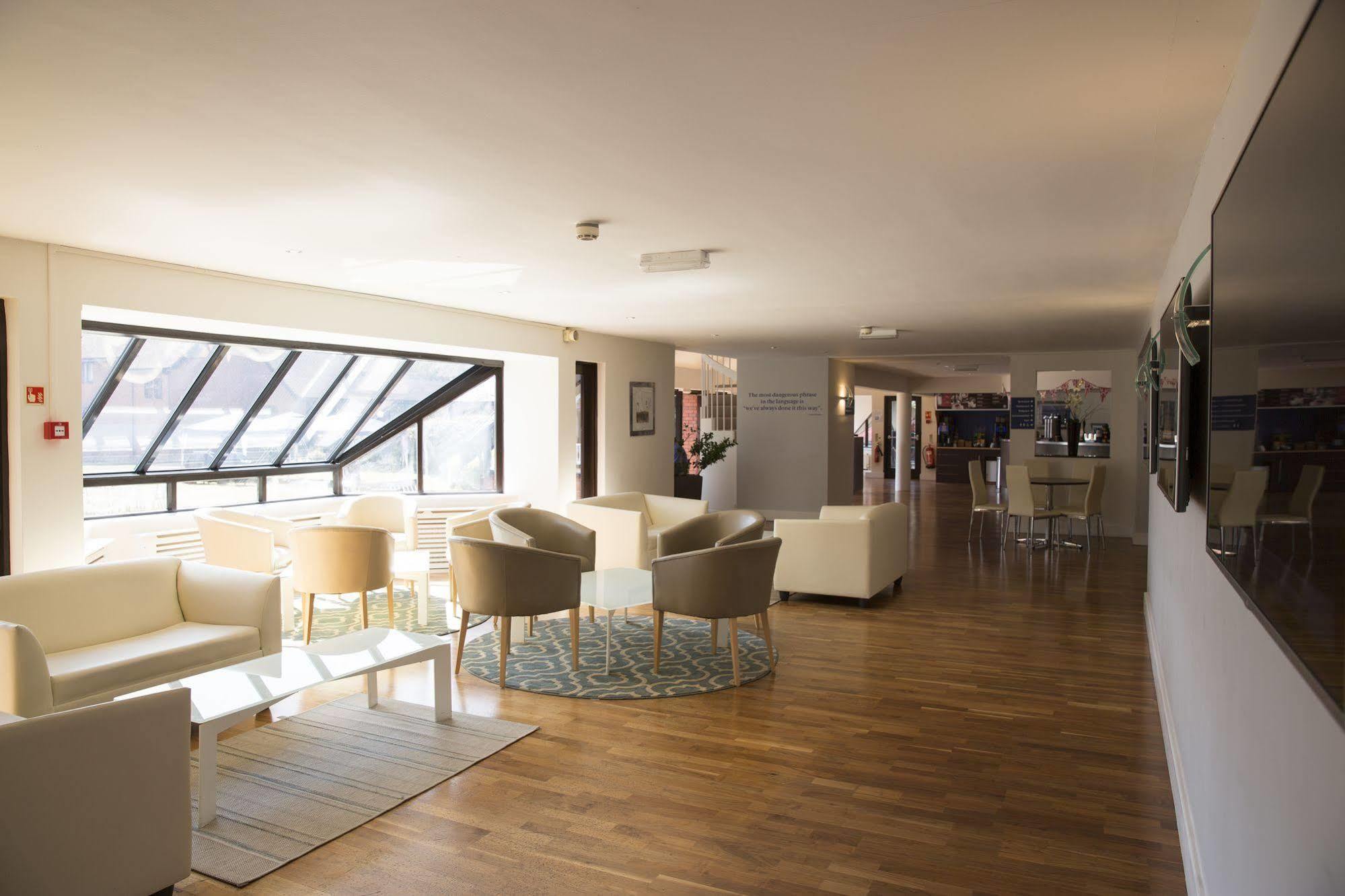 Cim Business Centre Hotel Maidenhead Exterior photo